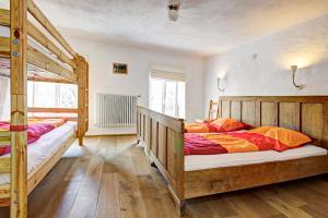 two beds in a room with two bunk beds at Nengshof Ferienhaus Ehrenpreis in Wißmannsdorf
