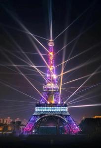 ein Bild des nachts beleuchteten Eiffelturms in der Unterkunft Hotel Indigo Shenzhen Overseas Chinese Town by IHG in Shenzhen