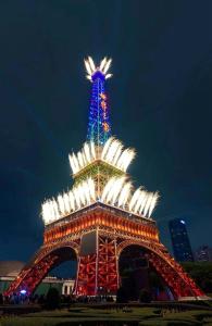ein mit Weihnachtslichtern erleuchteter Eiffelturm in der Unterkunft Hotel Indigo Shenzhen Overseas Chinese Town by IHG in Shenzhen