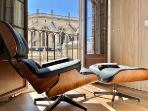 a room with two chairs in front of a window at Acariciando la Catedral by apartamentoscatedralcamino in Burgos