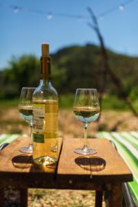two glasses of wine sitting on a wooden table at Finca la montaña roja in Almogía