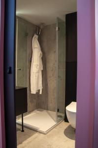 a bathroom with a glass shower and a toilet at Amalia Glamp in Wierzchosław +49 photos