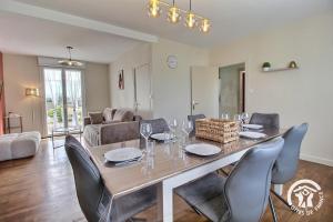 a dining room with a table and chairs at Le palmier in Penvénan