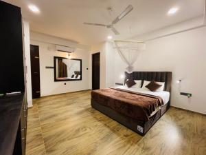 a bedroom with a bed and a ceiling fan at Villa Freiheit Himmel in Bentota