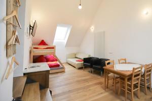 a small apartment with a dining room and a living room at Nengshof Ferienapartment Vergissmeinnicht in Wißmannsdorf