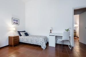 ミラノにあるVittoria Arconatiのベッドルーム1室(デスク、ベッド1台、テーブル付)