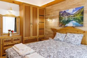 a bedroom with a bed and a painting on the wall at Villa Raphael w Jacuzzi near Pirin Golf Resort in Bansko