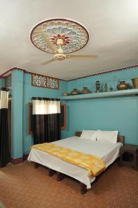 a bedroom with a large bed and a ceiling at Sangam View Homestay Devprayag in Devaprayāg