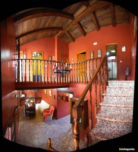 vistas a una escalera en una casa con tablas de surf en Casa del Huerto, en El Bosque