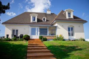 a white house with a pathway leading to the front door at La Villa Port Winston - Face Mer Chambres & Studios in Saint-Côme-de-Fresné