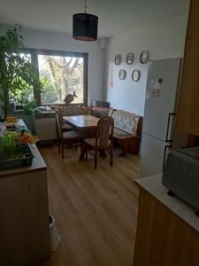 a kitchen and living room with a table and a refrigerator at Unterkunft Mau in Rotenburg an der Wümme