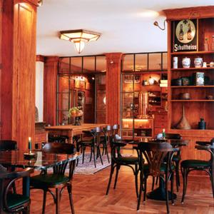 - un restaurant avec des tables et des chaises dans une salle dans l'établissement Romantik Hotel Kaufmannshof, à Bergen auf Rügen