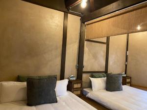 two beds in a room with at Lane 82 Homestay in Chiayi City