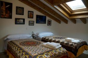 HitaにあるCasas de Valoisのベッド2台が隣同士に設置された部屋です。