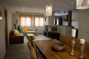una sala de estar con una mesa y un sofá en Casas de Valois, en Hita
