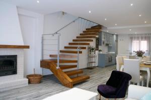 sala de estar con escalera y chimenea en Casas de Valois, en Hita