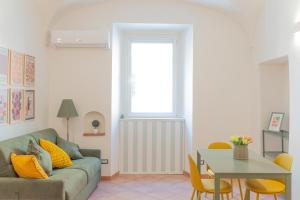 a living room with a couch and a table at Manzi 40 in Civitavecchia +15 photos