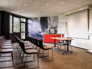 a waiting room with a row of chairs and a table at ibis Chalons en Champagne in Chalons en Champagne