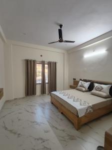 a bedroom with a large bed in a room at Da Sampurn Hotel in Tiuni