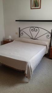 ベシンダリオにあるRoom Sol Vecindario Gran Canaria Free parkingのベッド(ハートヘッドボード付きの白いベッドカバー付)