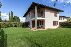 an exterior view of a house with a yard at MoKi by Garda FeWo in Moniga