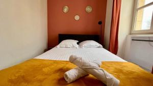 a bedroom with a bed with towels on it at Nevers à la Porte de Paris in Nevers