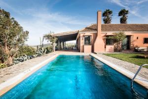 - une piscine en face d'une maison dans l'établissement Casa Alvarianes, à Benalup-Casas Viejas