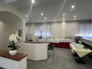 ein Restaurant mit einem Tisch in der Mitte eines Raumes in der Unterkunft Hotel Nova in Varese