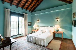 A bed or beds in a room at Casa Alvarianes Még 13 kép
