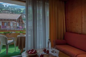 a room with a couch and a table with a bowl of fruit at Der Verdinser Hof in Schenna