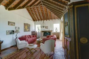 A seating area at Casa Alvarianes