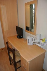 TV a/nebo společenská místnost v ubytování European Hotel
