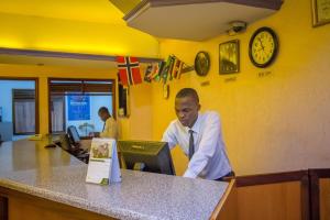 Лобі або стійка реєстрації в Holiday Express Hotel Kampala