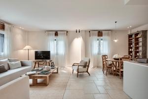 a living room with a couch and a table at Casa Das Ferreñas in Melide