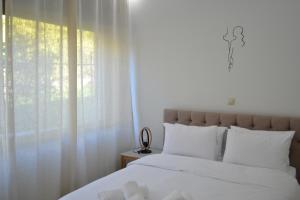 a bedroom with a bed and a window at Gravia's Villa in Graviá