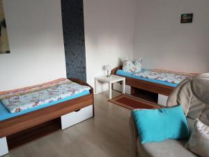 レーニンにあるFerienwohnung Baatzのベッド2台とソファが備わる客室です。