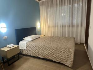ein kleines Schlafzimmer mit einem Bett und einem Fenster in der Unterkunft Hotel Nova in Varese + 6 Fotos