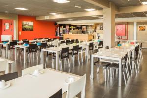 Hostel De Veurs tesisinde bir restoran veya yemek mekanı