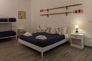 モノーポリにあるB&B Rotta Mediterraneaのベッドルーム1室(タオル付)