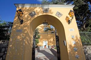 an archway with an entrance to a building at Hotel Villa Ceselle in Anacapri