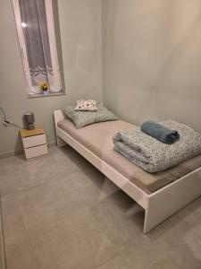 a bedroom with two beds and a window at Apartament Pracowniczy in Mielec