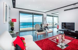 Una sala de estar con vista al mar. en Villa São Lourenço, en Fajã da Ovelha