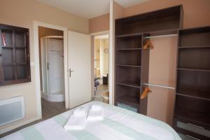 a bedroom with a bed and a closet with shelves at Central View, Hossegor, Plage, Famille in Hossegor