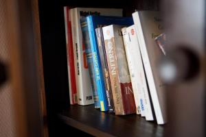 a row of books sitting on a book shelf at Central View, Hossegor, Plage, Famille in Hossegor