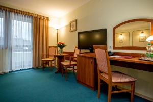 Televízia a/alebo spoločenská miestnosť v ubytovaní Hotel Wersal