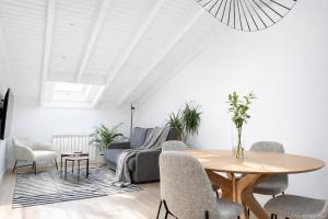 a living room with a table and a couch at Corazón de la Ciudad by apartamentoscatedralcamino in Burgos