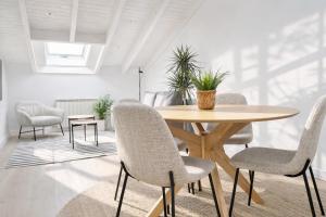 a dining room with a table and chairs at Corazón de la Ciudad by apartamentoscatedralcamino in Burgos +6 photos
