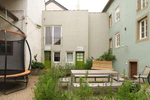 a patio with a table and a bench in front of a building at Nengshof Gartenhaus Wegerich in Wißmannsdorf