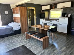 a room with a kitchen and a bedroom with a bed at Apartma Hisa konj in Pernica