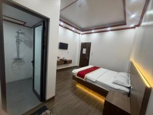 a bedroom with a bed and a walk in shower at Anh Nhiên Hotel in Ninh Binh